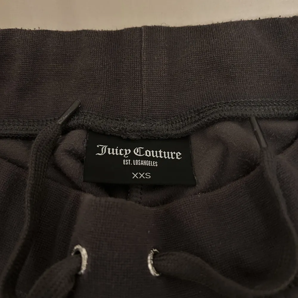 Ett par extremt snygga juicy byxor i storleken Xxs 💗Inga fläckar eller hål och har knappt andvänts💕 Skriv för mer info💞💕. Jeans & Byxor.