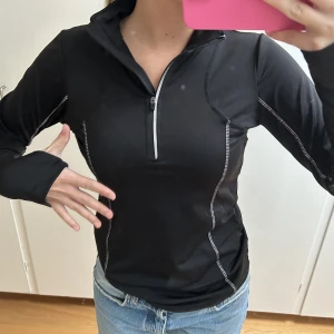 Träningströja  - Säljer en träningströja som är köpt på Ullared i storlek Xs men passar mig som är en S. Fint skick! Skriv vid frågor eller fler bilder 