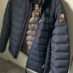 Parajumper jacka - Säljer nu min fräscha jacka i en fin mörkblå färg! Hör av er för fler frågor och funderingar kring jackan😊PRIS KAN DISKUTERAS!