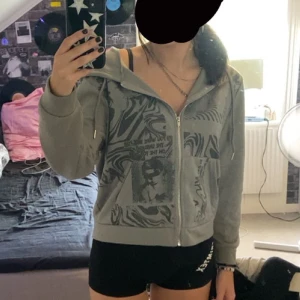 Ziphoodie - Ziphoodie grå storlek S från shein Skriv för mer info💞