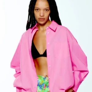 Nyskick! Oversize skjorta från ZARA - Ny oversize skjorta i knallrosa från zara i stl M. 100% bomull, lite styv/blank i finishen. Endast provad men aldrig anv.