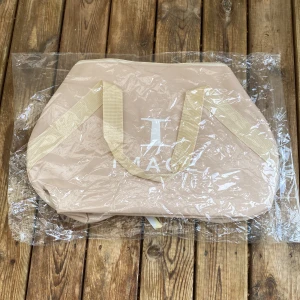 I IMAGE SKINCARE väska - En helt ny I IMAGE SKINCARE väska! Bara öppnad för att titta på. Det finns tre fack på insidan, ett med dragkedja. Kontakta för mer bilder eller frågor. 