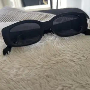Solglasögon som knappt är använda och som inte kommer till användning