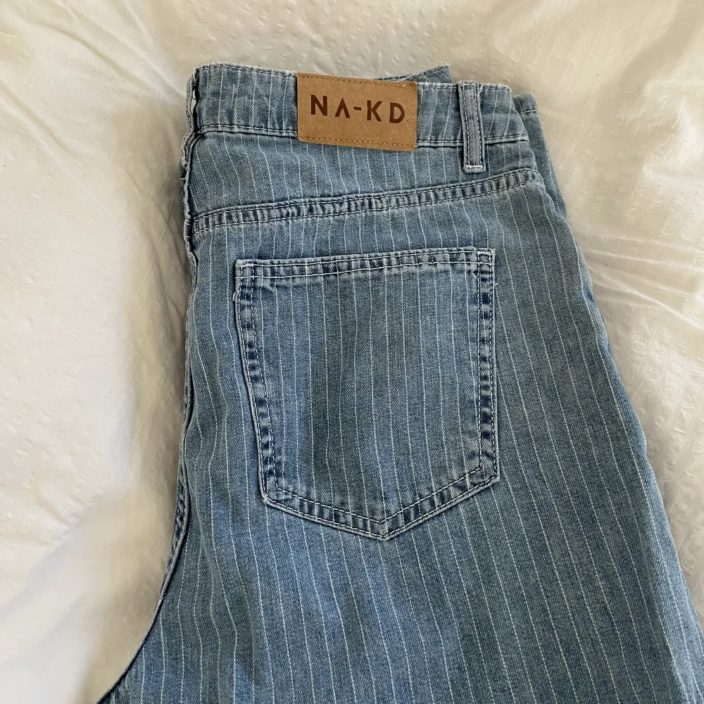 Randiga jeans från NA-KD. Raka i modellen och lite tunnare i materialet. Storlek 36.. Jeans & Byxor.