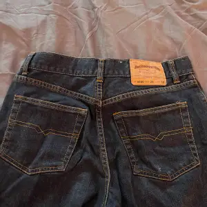 Nu säljer jag mina vintage midwaiste raka jeans, jag anfvände dom lite för dtt år sedan men nu har dom inte kommit till andvändning❤️ skriv för mer frågor och funderingar 🥰