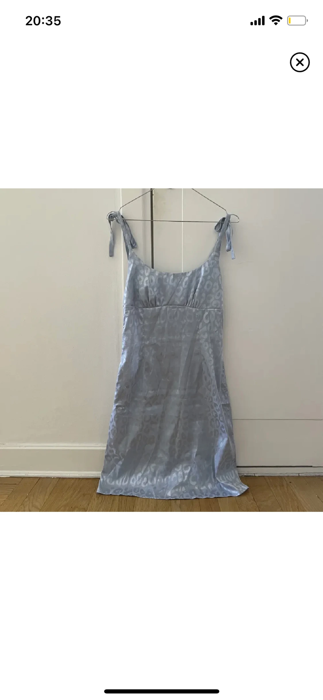 Ljusblå babydoll satinklänning 