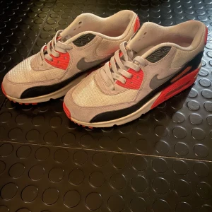 Air Max 90 - AirMax 90 använda, men i bra skick. 7/10 ish. Storlek 40. Box finns tyvärr inte, skickas i AF1 box.