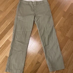Fina beiga byxor  - Fina beiga vardagsbyxor i jättebra skick!