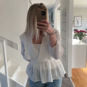 Blus - Säljer denna vita supersöta blusen från only💓 säljer för att den inte riktigt kommer till användning just nu💓nypris 300kr, skriv för fler bilder💓