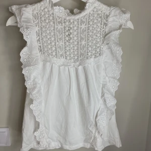 Söt mango topp - Superfin topp från mango, storlek xs passar även s!! Pyttelitet hål på spetsen, knappt märkbart (sista bilden)💕🪩 kan stryka innan frakt🙌🙌
