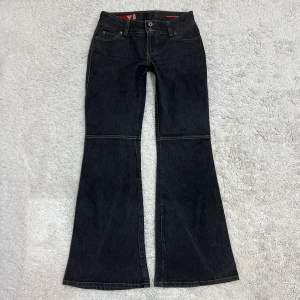 Lowrise och Utsvängda Guess jeans, i perfekt skick 💕 Midjan är 76cm och innerbens är 82cm 💓
