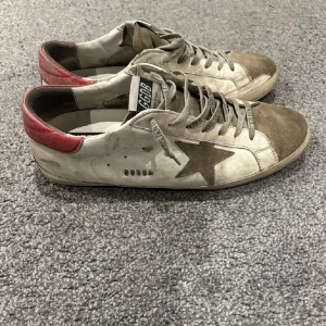 Golden goose  - Ett par sjukt sköna golden goose skor⌛️skick 6/10⌛️nypris 4500kr⌛️storlek 46⌛️Vid minsta fråga eller fundering är det bara att skriva ✅👋 (Pris går att diskutera vid snabb affär ✅🥂