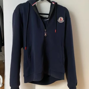 Moncler Hoodie - Säljer denna moncler hoodie, 9/10 skick 