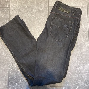 Burberry jeans - Tjenare, Säljer dessa sjukt feta burberry jeans i 100%bomull! Jeansen har en rak passform, självklart äkta och nypriset ligger på 6000kr skick:9/10