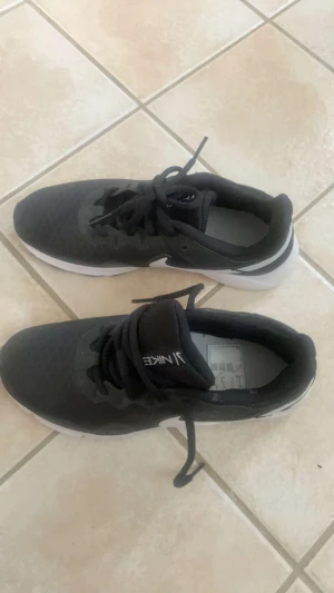 Ett par Nike skor - Ett par nike skor som är knappt använda , bara drygt 3 gånger. Dom är i ett perfekt skick utan några defekter alls. 