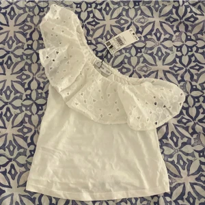 One shoulder topp - Säljer denna helt oanvända one shoulder toppen i storlek s som inte säljs längre. Tryck gärna på köp nu om du vill köpa💕