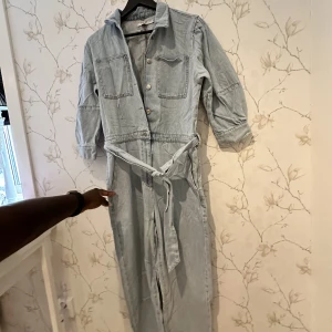 Byxdress/ jumpsuit - Säljer nu min favorit byxdress från nakd då den har blivit för liten. Väldigt skön och snygg till både fest och vardags beroende på hur man klär upp/ner den.