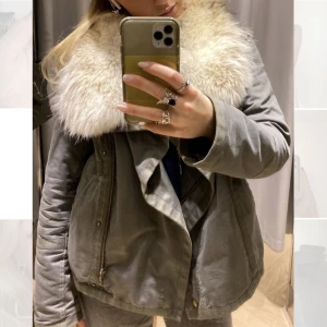 INTRESSEKOLL!! - Funderar på att sälja min Yves Salomon jacka i storlek 38. Har pälskrage samt innerfoder som går att ta av eller ha på, passar därav kallare och varmare väder