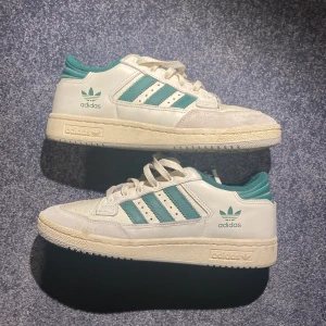 Adidas Centennial 85 Lo - Använda ett få tal gånger, dom passar riktigt bra.