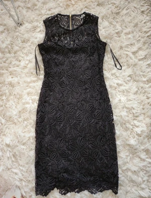 Klänning - Jättefin spetsig klänning Calvin Klein, använd en gång