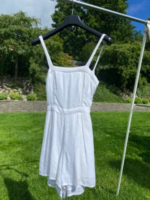 Playsuit - Vit playsuit från hollister