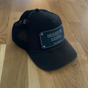 Keps  - En keps jag säjer, du kan ändra storlek på den. Den har blivit lite solblekt men inget man tänker på. Säljer för 200kr på grund av de, nypris 599kr