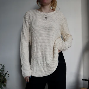Kräm vit långärmad stickad tröja - Kräm vit långärmad stickad tröja från h&m divided. Perfekt skick! Säljer för jag ej använder längre 🌟