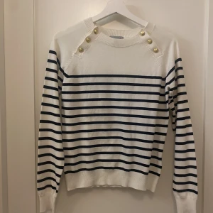 Randig tröja  - Jättefin randig tröja med gulddetalj från H&M. Passar storlek S/M.
