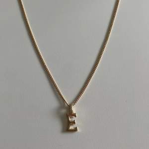 Jättefint halsband med ”E” aldrig andvänt, Justerbar kedja, köpare står för frakt ❤️