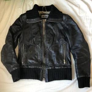 Vintage läderjacka  - Så otroligt snygg vintage läderjacka! Dragkedjan har spruckit, går att fixa hos en sömmerska! I fint använt skick! Oroligt skön! Säljer den då den inte passar mig längre…