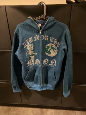 Aimforthemoon hoodie - Snygg marinblå aimforthemoon hoodie i bra skick. Inte använd mycket. 