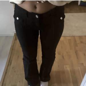 Hej säljer mina as snygg svarta hm jeans i jätte bra skick!❤️