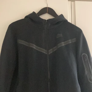 Svart nike tech fleece - Svart nike tech fleece. Säljer den eftersom att den är liten och inte min stil längre. Hyfsat använd men ändå bra skick. Pris kan diskuteras 