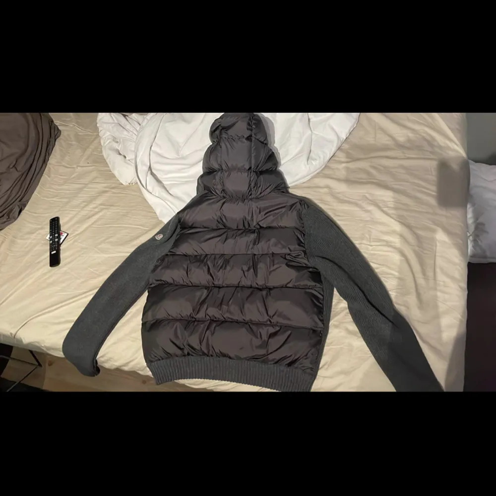 Moncler hooded down cardigan Xl/L  Kvittot finns kvar . Jackor.