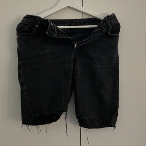 Jeansshorts - Svarta jeansshorts utan storlekslapp. Passar 34-36. 