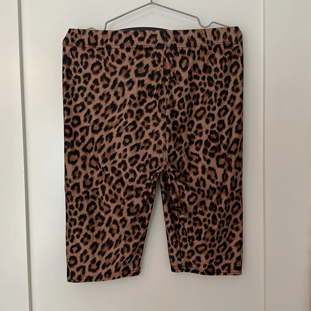 Stretchiga kortbyxor med djurprint. Shorts.