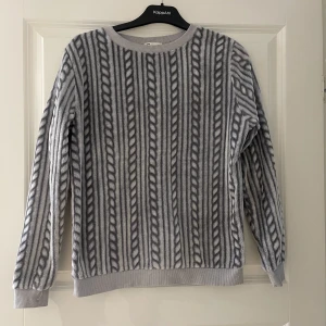 Tröja  - Mys tröja ifrån Cubus. Mycket skönt och fluffigt material. I mycket gott skick 