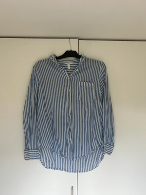 skjorta  - Blå/vit randig skjorta 