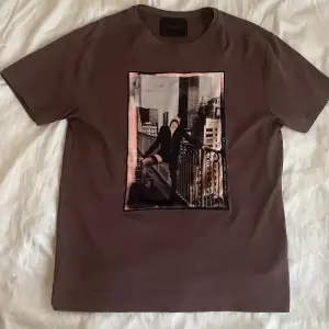 Lila limitato T-shirt med högkvalitativt material *sällsynt*. Köpt för runt 3000kr Säljer för 899kr. Ett så kallat fynd!🫵🏽