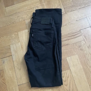 Lågmidjade bootcut jeans från Levis - Ett par svarta low waist jeans från Levi’s, sitter väldigt snyggt både i benen och bakom💕Perfekt skick, inget att anmärka på alls! Säljer då de är för korta på mig. Storleken är 25 i midjan och modellen heter 715 Bootcut. Skriv privat för fler bilder!🥰