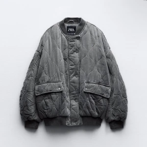 Grå zara jacka  - Säljer denna superfina slutsålda jacka från zara. Helt oanvänd och lappen sitter kvar:) Storlek M och den är oversized. 