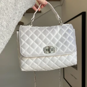 Vit handväska  - Säljer den här gulliga, vita handväskan med diamantdetaljer. Den har blivit lite missfärgad så den ser lite grå ut. Säljer då jag inte använder längre 💕