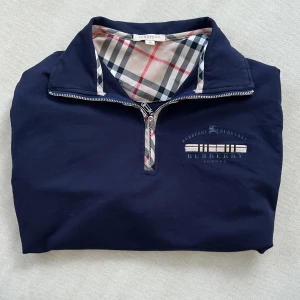 Burberry 1/4 zip - Säljer nu min snygga burberry kofta då jag inte längre använder den särskilt mycket. Tröjan är i suveränt skick. Jag är 184 och tröjan sitter perfekt på mig. Strlk M men passar mig som vanligtvis har S. Finns tyvärr inget kvitto på den