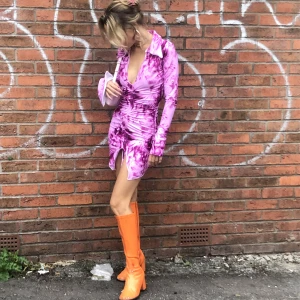 Rosa klänning  - Rosa klänning från independent designer Izzy Harrison köpt för 120 pund (runt 1500kr) väldigt snygg och unik klänning!