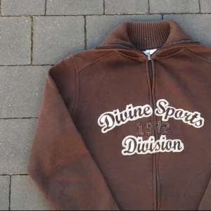 Vintage zip up - Vintage zip up tröja i riktigt snygg kaffebrun färg. Står L i men passar S unisex