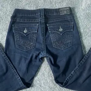 Nyskick, blåa jeans från True Religion med små diamanter där bak på fickorna. Storlek 29 men passar mig som brukar ha storlek 27, de passar även större midjor. Säljer eftersom de är förlånga för mig. Priset kan diskuteras   ❤️Tryck gärna på Köp Nu ❤️