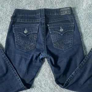 True religion jeans  - Nyskick, blåa jeans från True Religion med små diamanter där bak på fickorna. Storlek 29 men passar mig som brukar ha storlek 27, de passar även större midjor. Säljer eftersom de är förlånga för mig. Priset kan diskuteras   ❤️Tryck gärna på Köp Nu ❤️