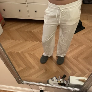 Linnebyxor  - Säljer dessa linne-likande byxorna!! Dom är från Gina-Young i storlek 164 tror ja så passar mig som är 160 men dom är lite långa därför kan man vika upp som nu kan se på sista bilden!! 150kr plus frakt 💗🙏🏽💗🙏🏽
