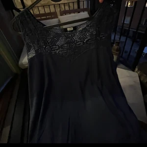 Mörkblå tröja  - Jättefin tröja från bikbok. Passar till mycket fint. Kontakta för frågor eller liknande. Pris kan alltid pratas ☺️