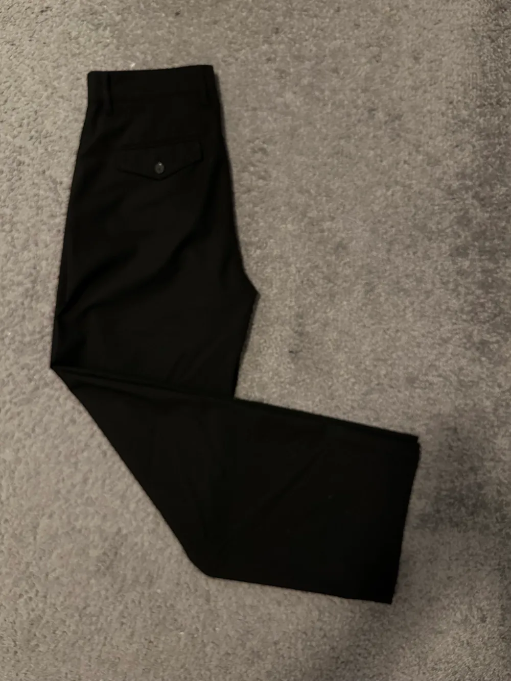 Ett par schyssta tunna kostymbyxor i svart färg från hope som behöver ny ägare. Använd fåtal gånger Kond: 8/10. Jag är 180. Tveka inte att höra av dig vid frågor eller fler bilder😄🤝 . Jeans & Byxor.